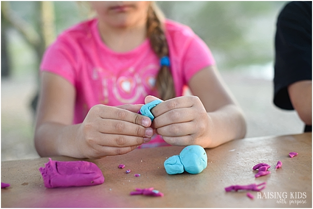 How to create a Calm Down kit to help kids calm down when they have big emotions.
